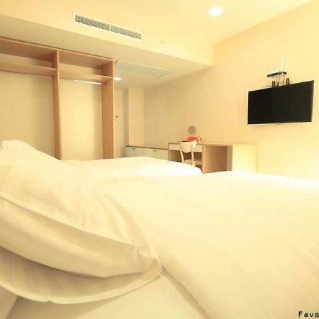 Favori Hostel Bangkok Surawong Banguecoque Exterior foto