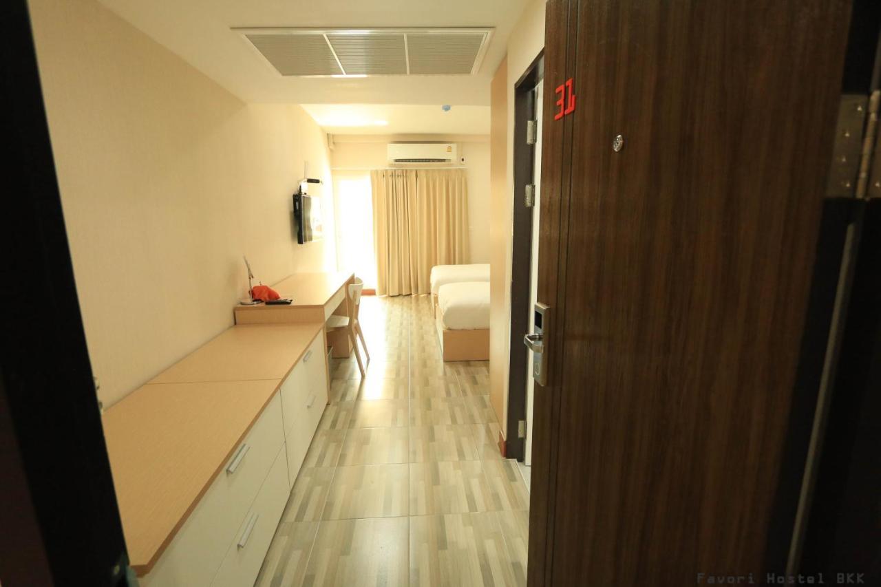 Favori Hostel Bangkok Surawong Banguecoque Exterior foto