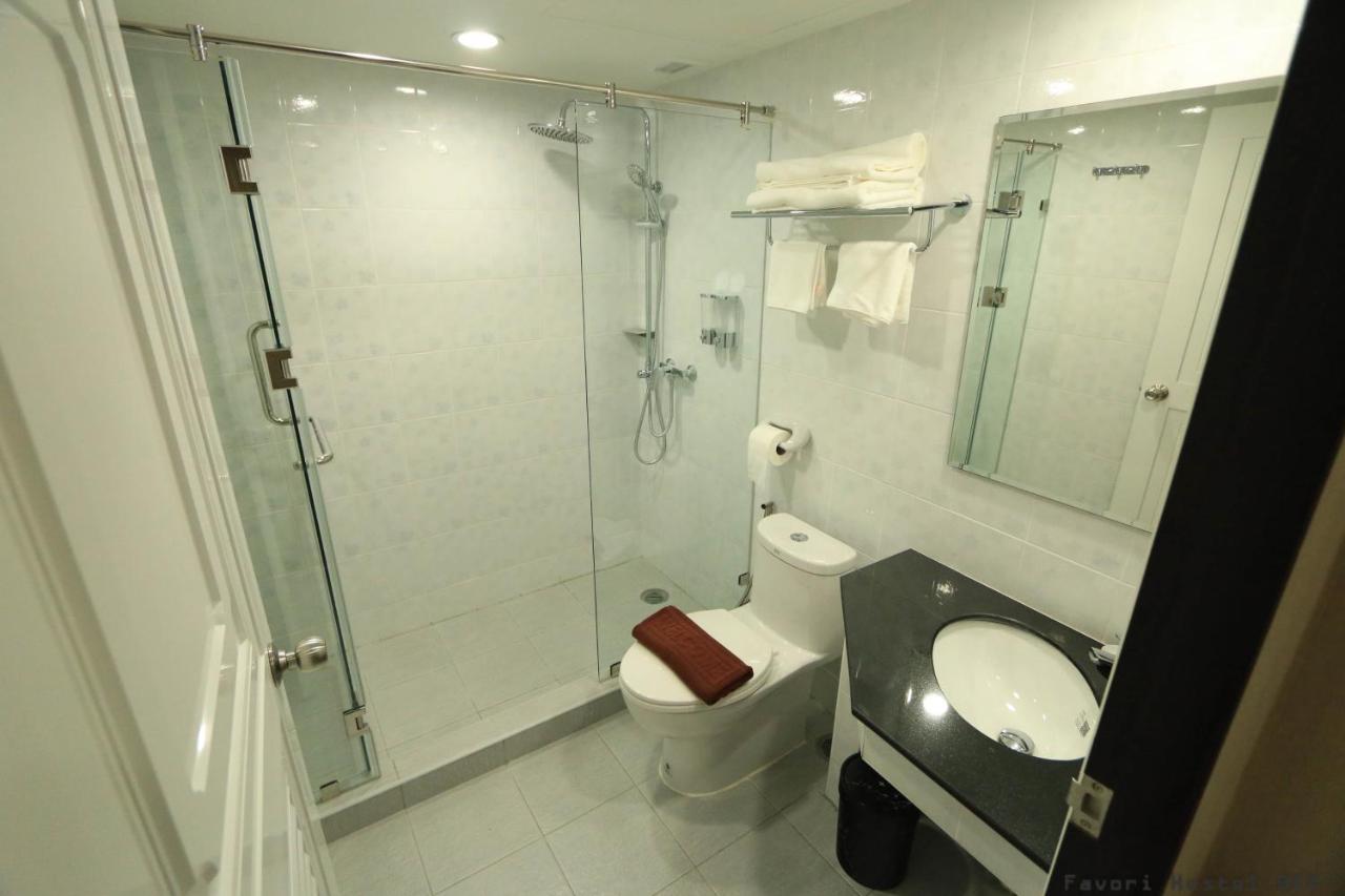 Favori Hostel Bangkok Surawong Banguecoque Exterior foto