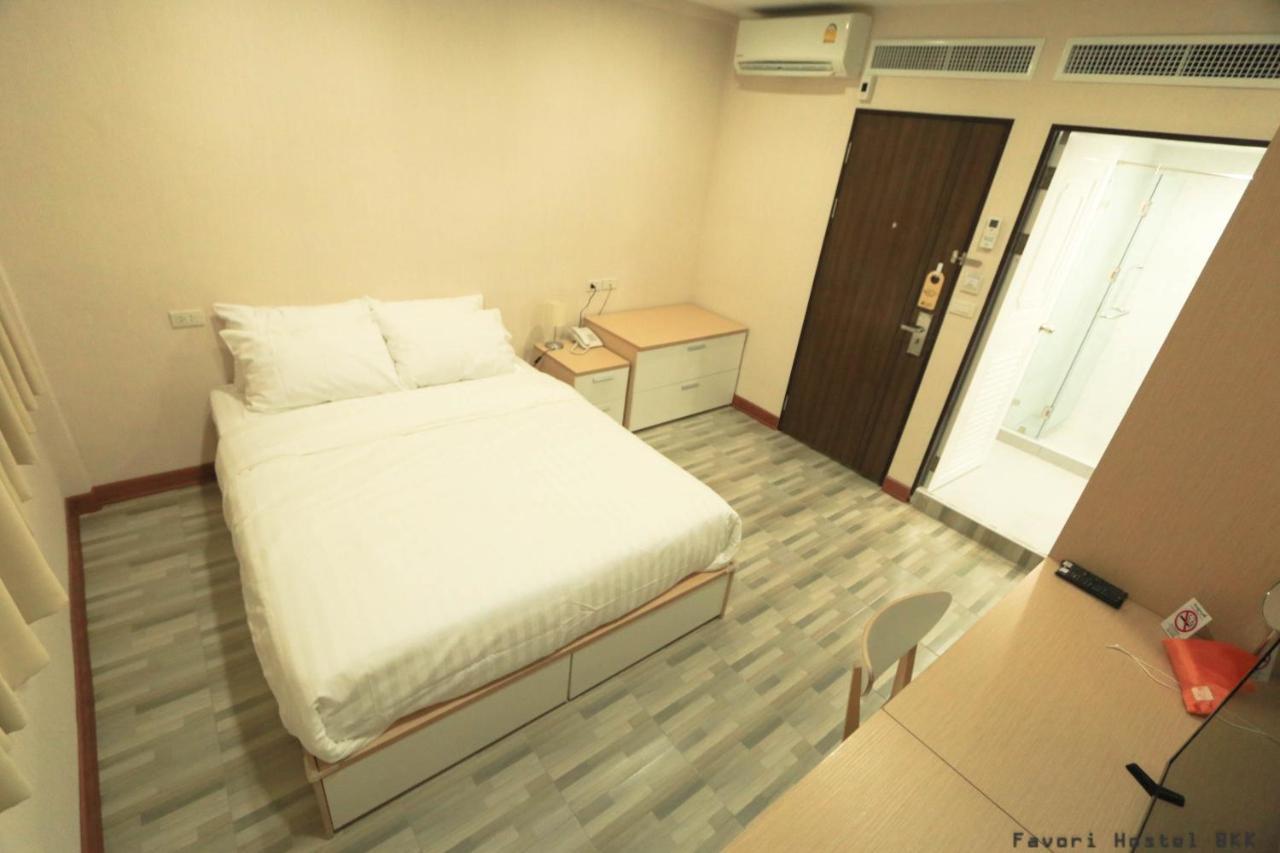 Favori Hostel Bangkok Surawong Banguecoque Exterior foto