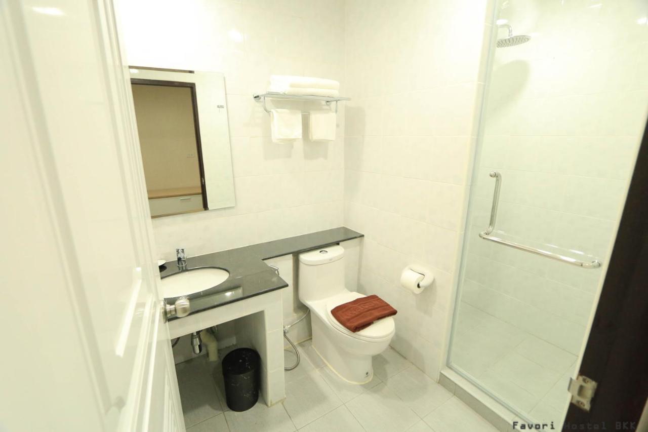 Favori Hostel Bangkok Surawong Banguecoque Exterior foto